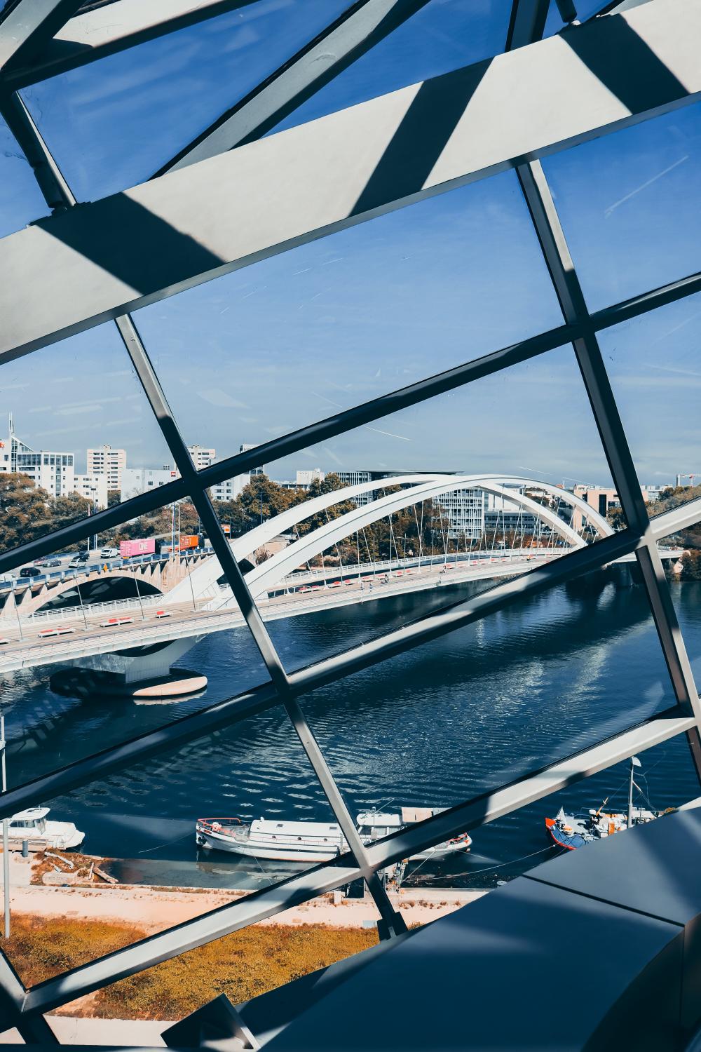 photo de confluences (lyon) avec multiples moyens de transports